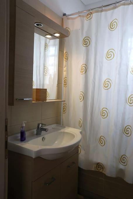 Fly Me To The Moon! Apartman Athén Kültér fotó